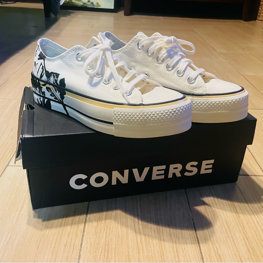 Converse Chuck Taylor Hybrid Floral Lift Platform Sneakers
Size 6
New w/ box